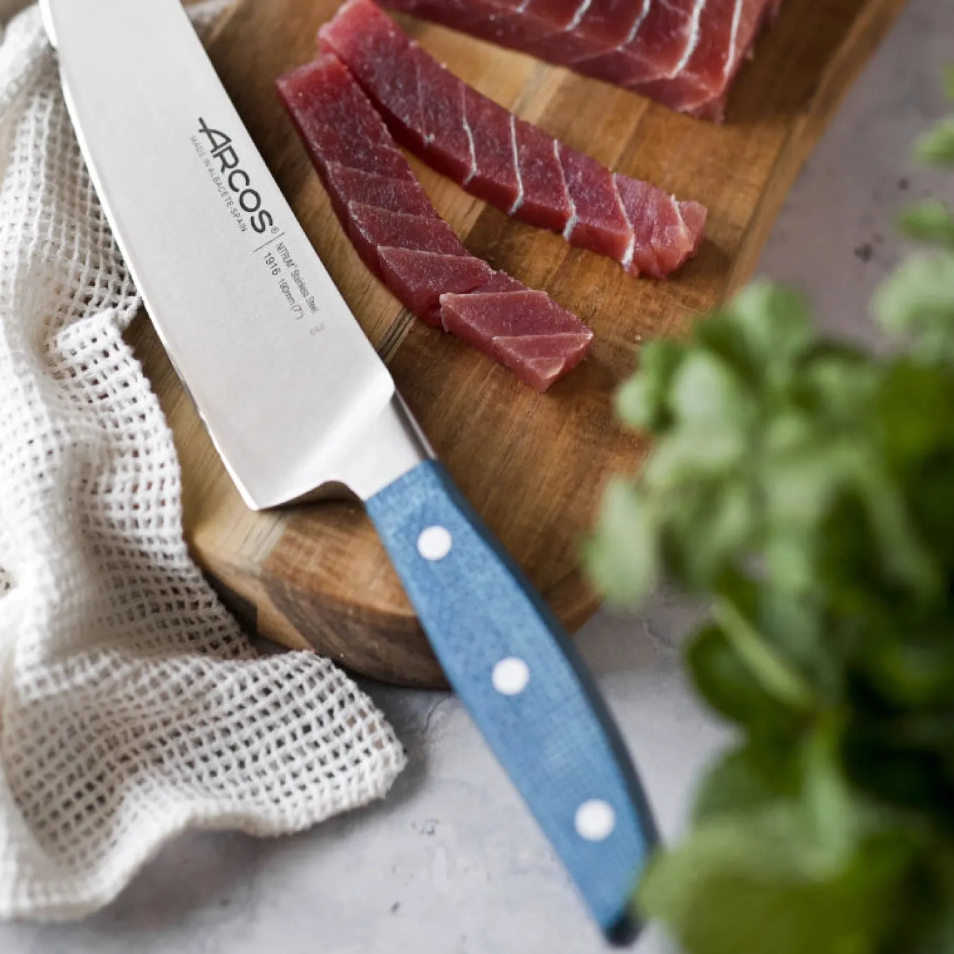 ARCOS Cuchillos Para Pescado|Japoneses|Cuchillo Rocking Santoku Serie Brooklyn 190 mm