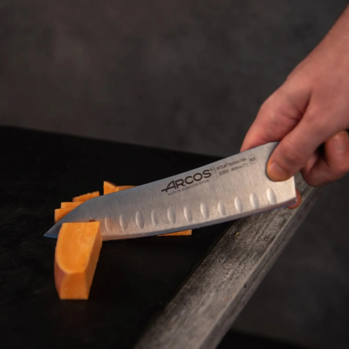 ARCOS Japoneses|Rocking Santoku Serie Ópera 180 mm